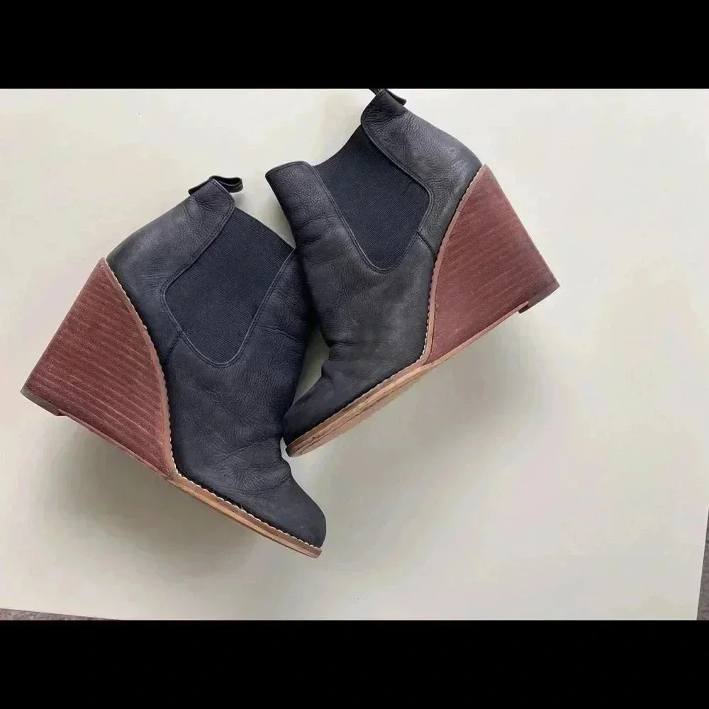 Hinge Tucker wedge booties